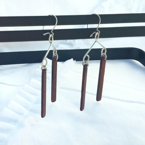 "Vintage" Wood and silver tone earrings - Picture 7 of 8